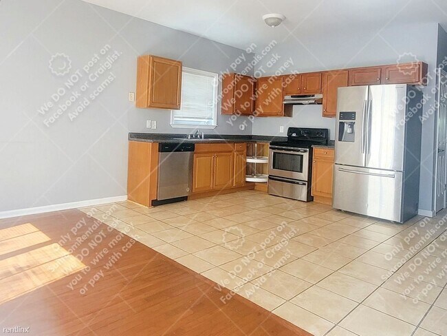 Building Photo - 3 br, 2 bath Duplex - 2457 Main St NW B B