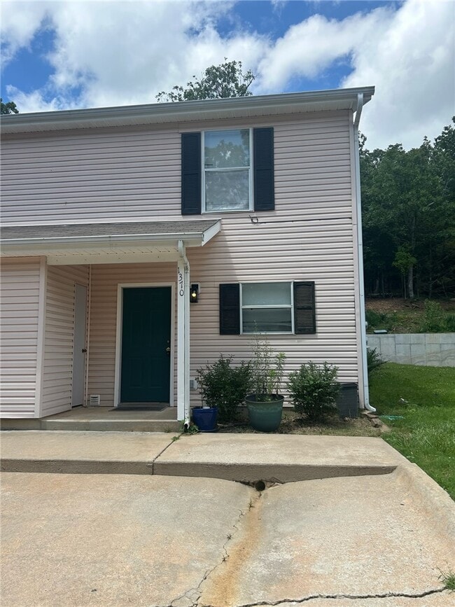 Building Photo - 1370 E Sequoyah Ct
