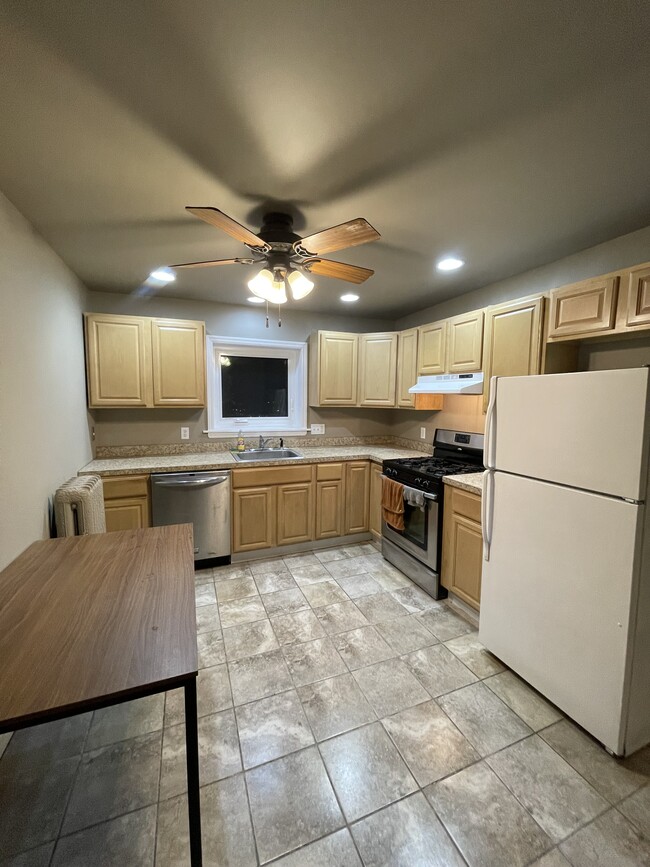 Kitchen - 1007 Clay Ave