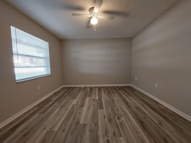 Building Photo - Lakeland 2 Bed / 1 Bath Apartment