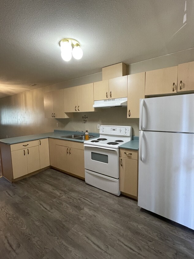 Primary Photo - 160 Marsh Dr