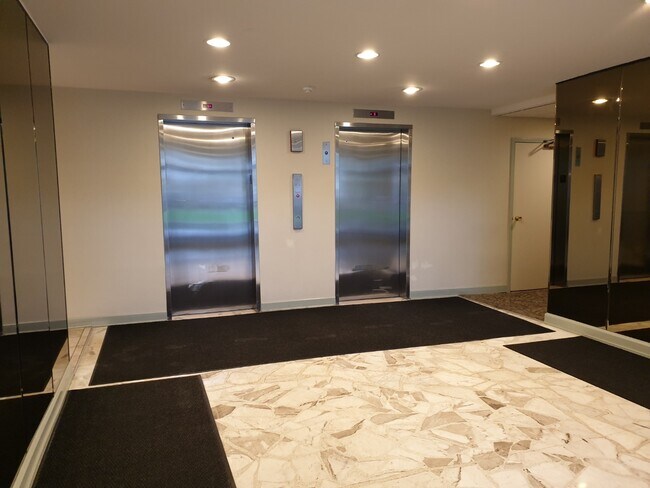 Foto del edificio - 8801 W Golf Rd
