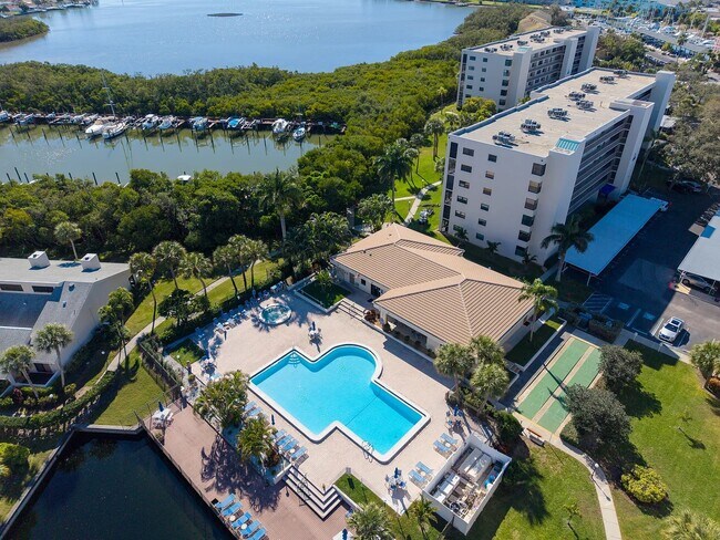 Pasadena Cove - 1332 Pasadena Ave S