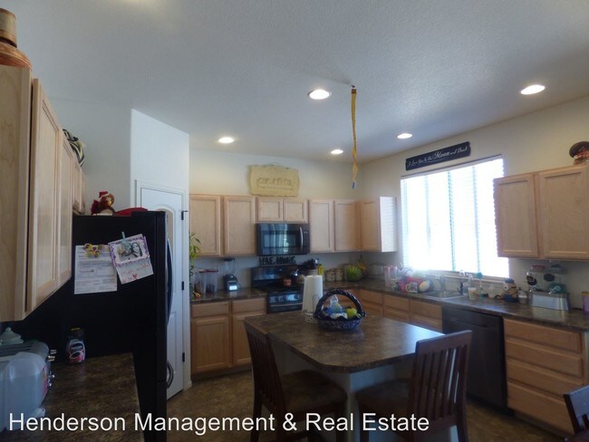 Building Photo - 4 br, 2.5 bath House - 1500 Murrlet St.