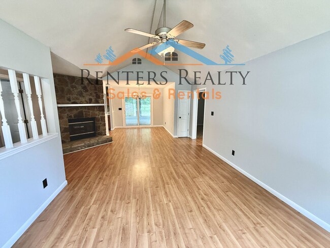 Building Photo - 3 Bedroom House With Fenced Yard