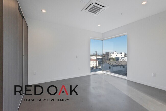 Building Photo - ~1 Month FREE~ Incredible, Spacious Three ...