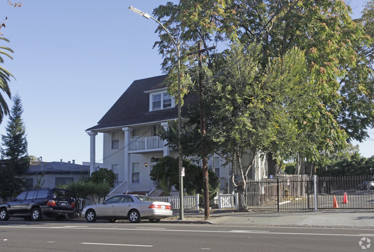 Primary Photo - 30 N 11th St
