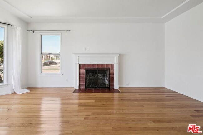 Foto del edificio - 8150 Kenyon Ave