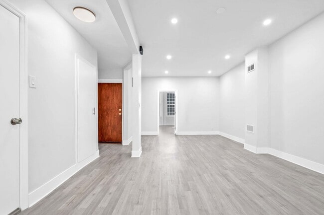 Foto del edificio - Spacious and Bright Renovated Parlour 2 BR/1BA with  Exclusive Backyard Access