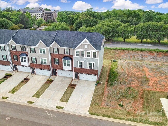 Foto del edificio - 2528 Grantham Place Dr