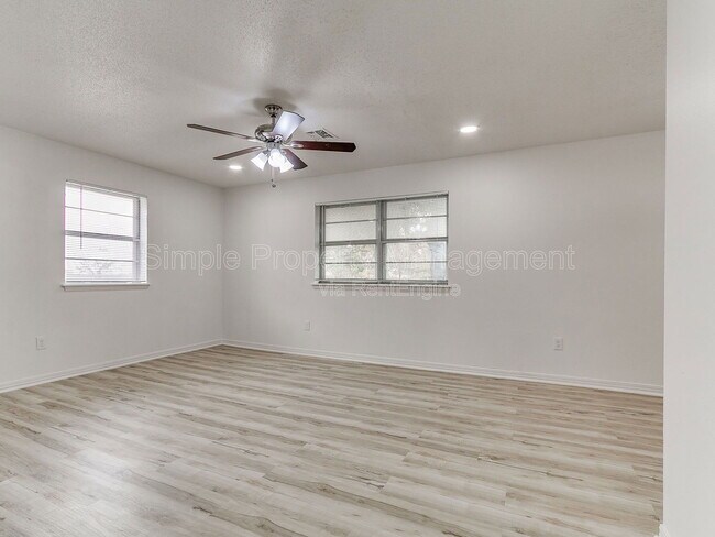 Foto del edificio - 104 Marilyn Ave