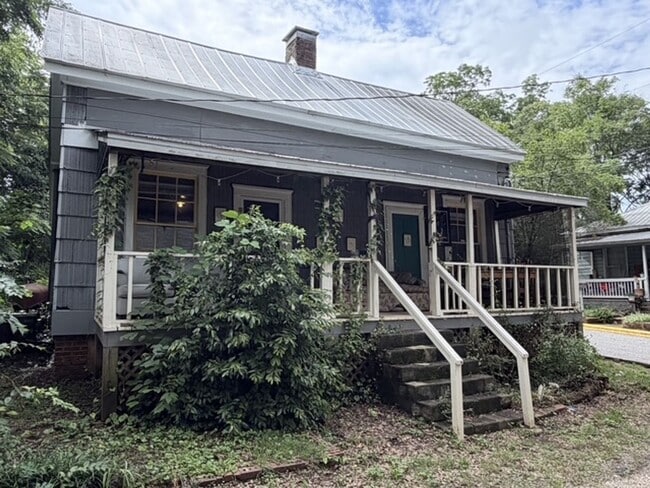 Building Photo - Two Bedroom Cozy House!