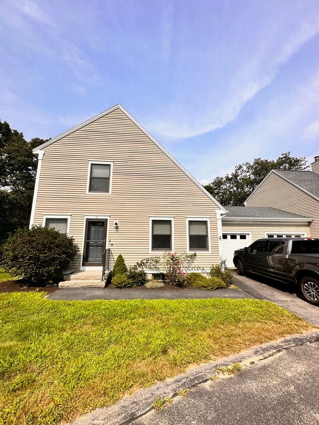 Primary Photo - 8 Quaker Ln
