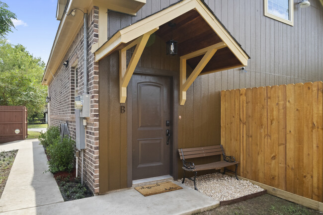 Building Photo - 8123 Holiday Ln