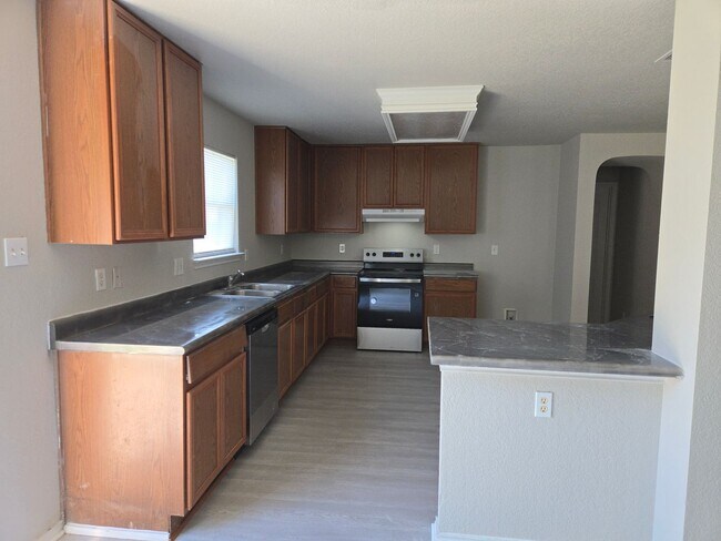 Building Photo - Spacious 4 Bedroom 2.5 Bath 2 Car Garage i...