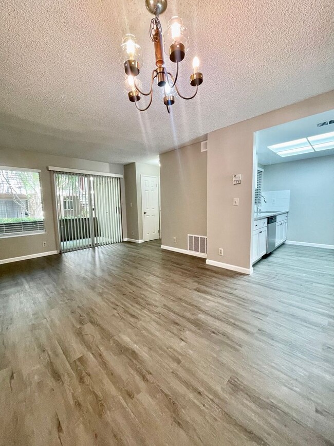 Building Photo - 2 Bedroom, 1 1/2 Bath - Sunnyvale