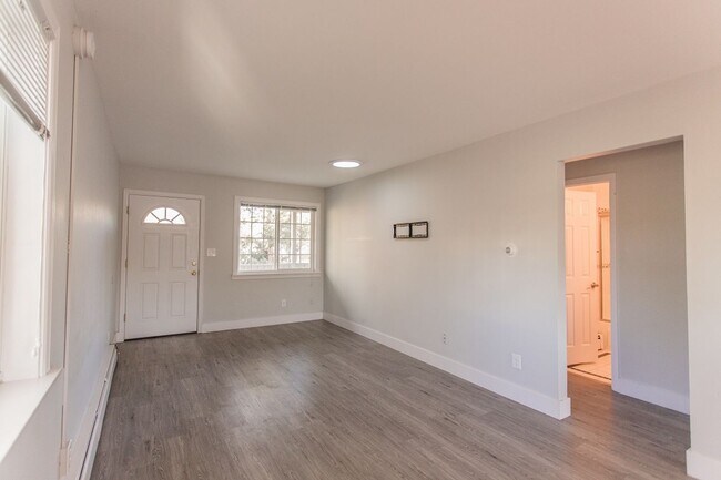 Foto del edificio - Immaculate Fully Renovated 2 bed/1 bath!