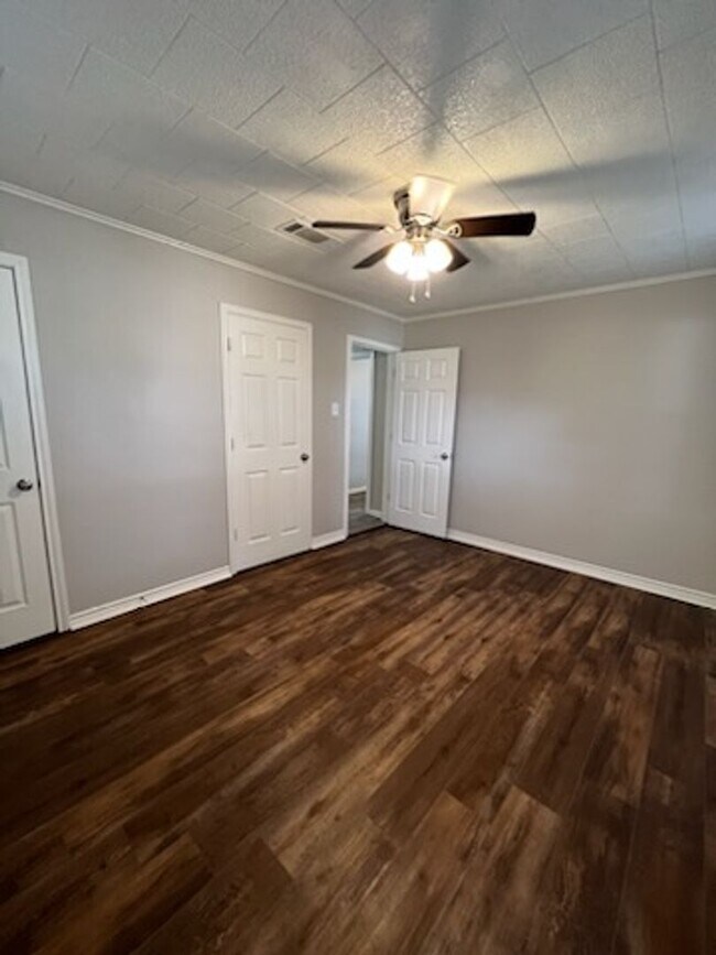 Building Photo - 3 Bed, 1.5 Bathroom, House available for R...
