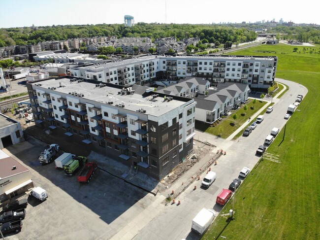 Building Photo - River Parkway II