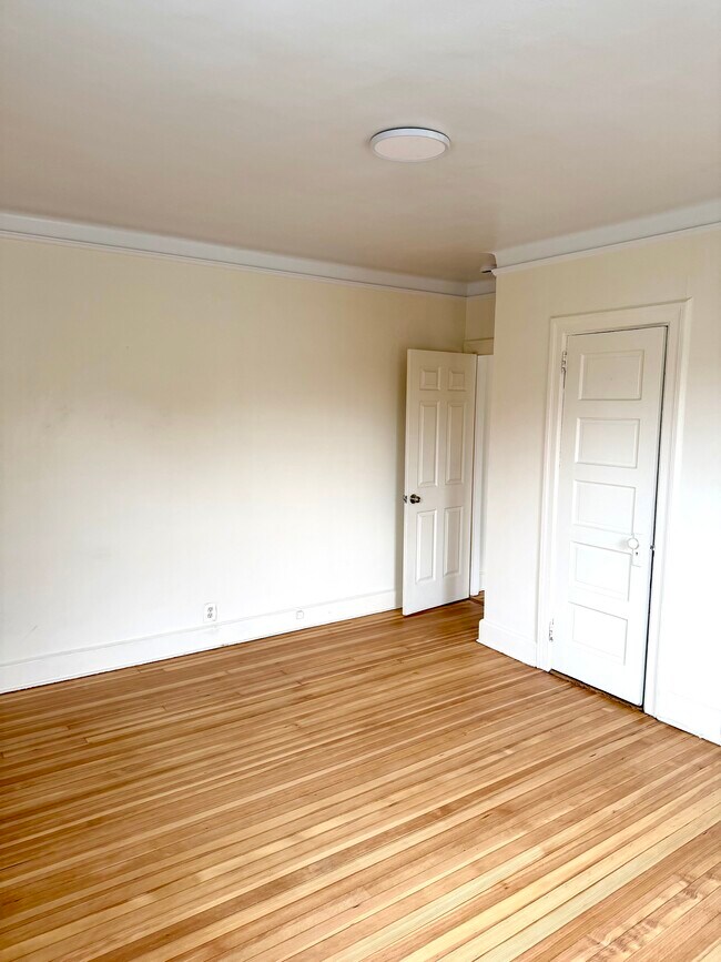 Building Photo - 45 Underhill St