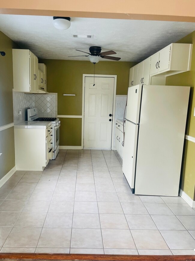 Kitchen - 2210 Earl St
