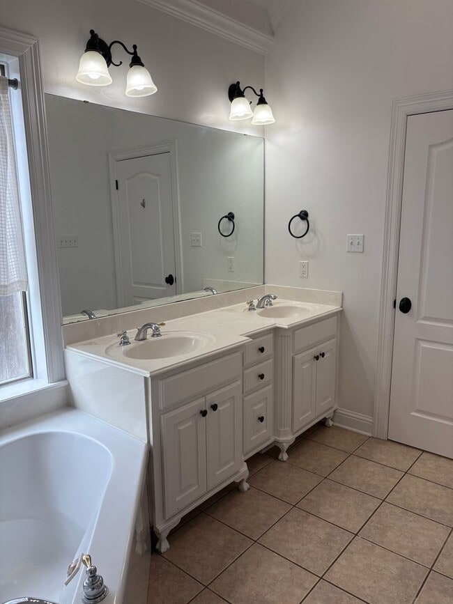 Building Photo - Great Gated Community Home