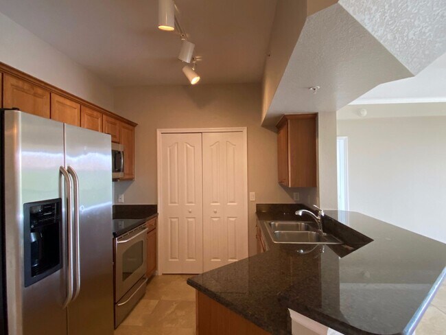 Foto del edificio - ANNUAL RENTAL - POSITANO PLACE 2 BED / 2 BATH WITH GARAGE