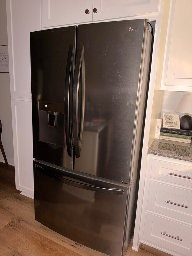 Foto del edificio - 8439 Garrett Dr