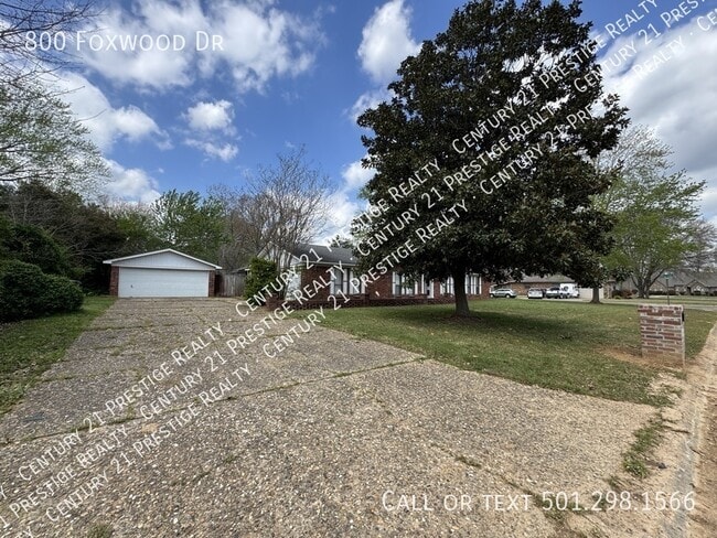 Building Photo - 800 Foxwood Dr