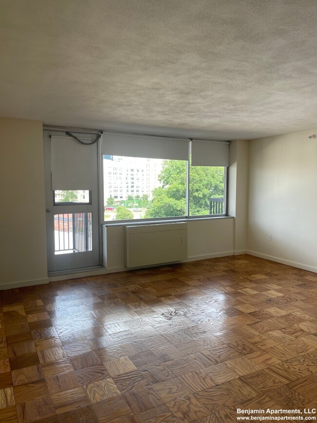 Building Photo - 71 Monmouth St