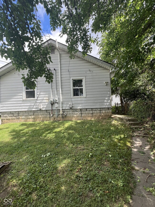 Building Photo - 854 N Bradley Ave