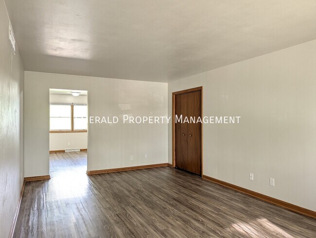 Foto del edificio - 590 N Mulford Rd