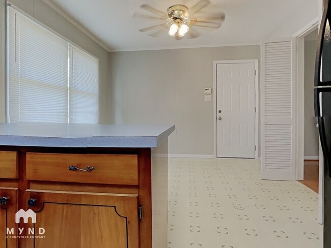 Building Photo - 221 Tanglewood Dr