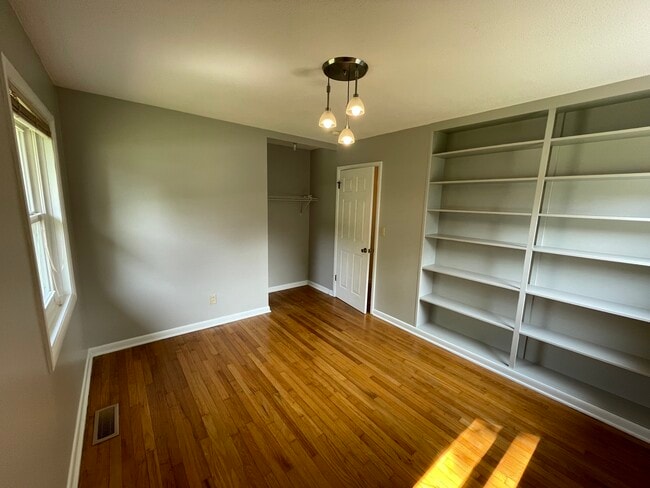 Building Photo - 140 Seneca Ln