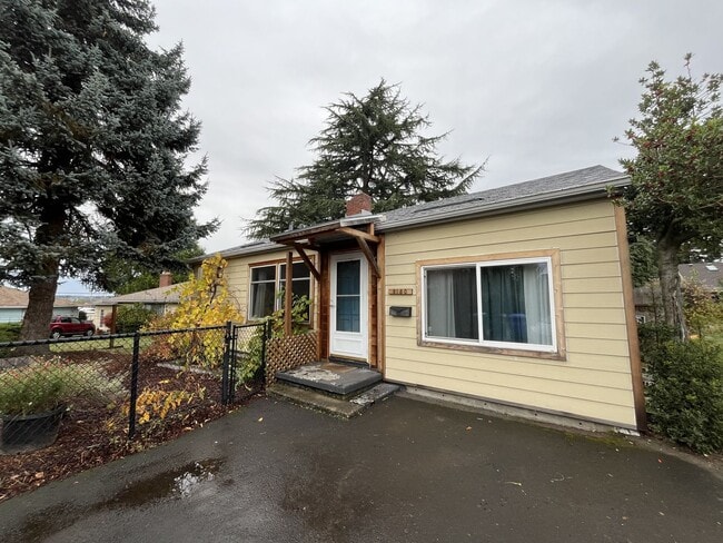 Foto del edificio - Cozy Portland Gem with Bright, Open Living...