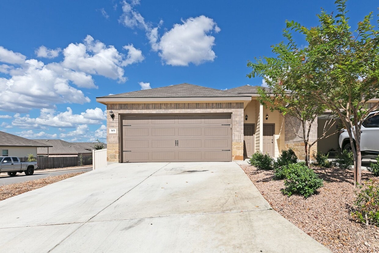 Primary Photo - New Braunfels~ Beautiful Luxury 3 Bdrm~Sta...