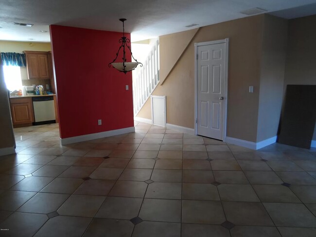 Shared Furnished Dining Room - 1004 Ashley Ave