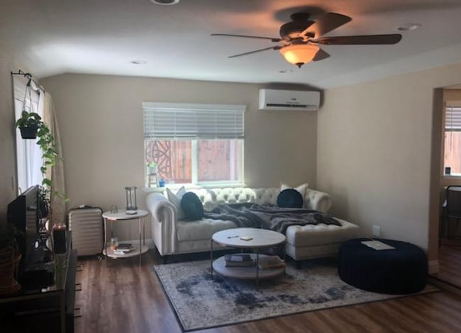 Building Photo - ADORABLE 1 Bedroom Home w/ TONS of Extras!...