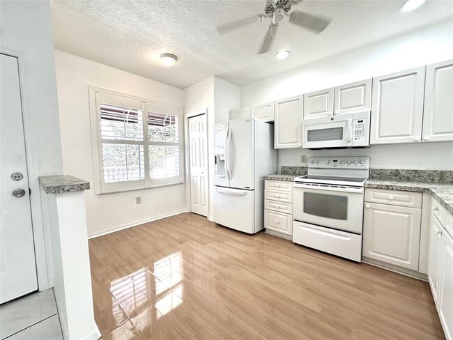 Foto del edificio - 1420 Water View Dr W