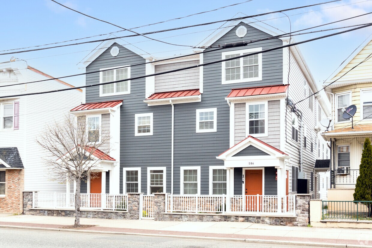 Building Photo - 586 Roosevelt Ave