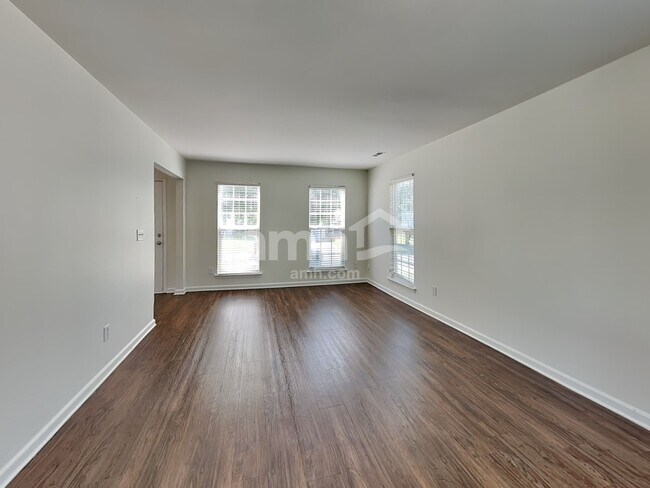 Foto del edificio - 7014 Honey Tree Ln