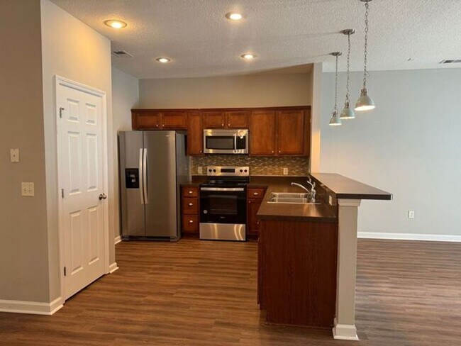 Foto del edificio - Renovated Townhome in Live Oak.  Available mid January.