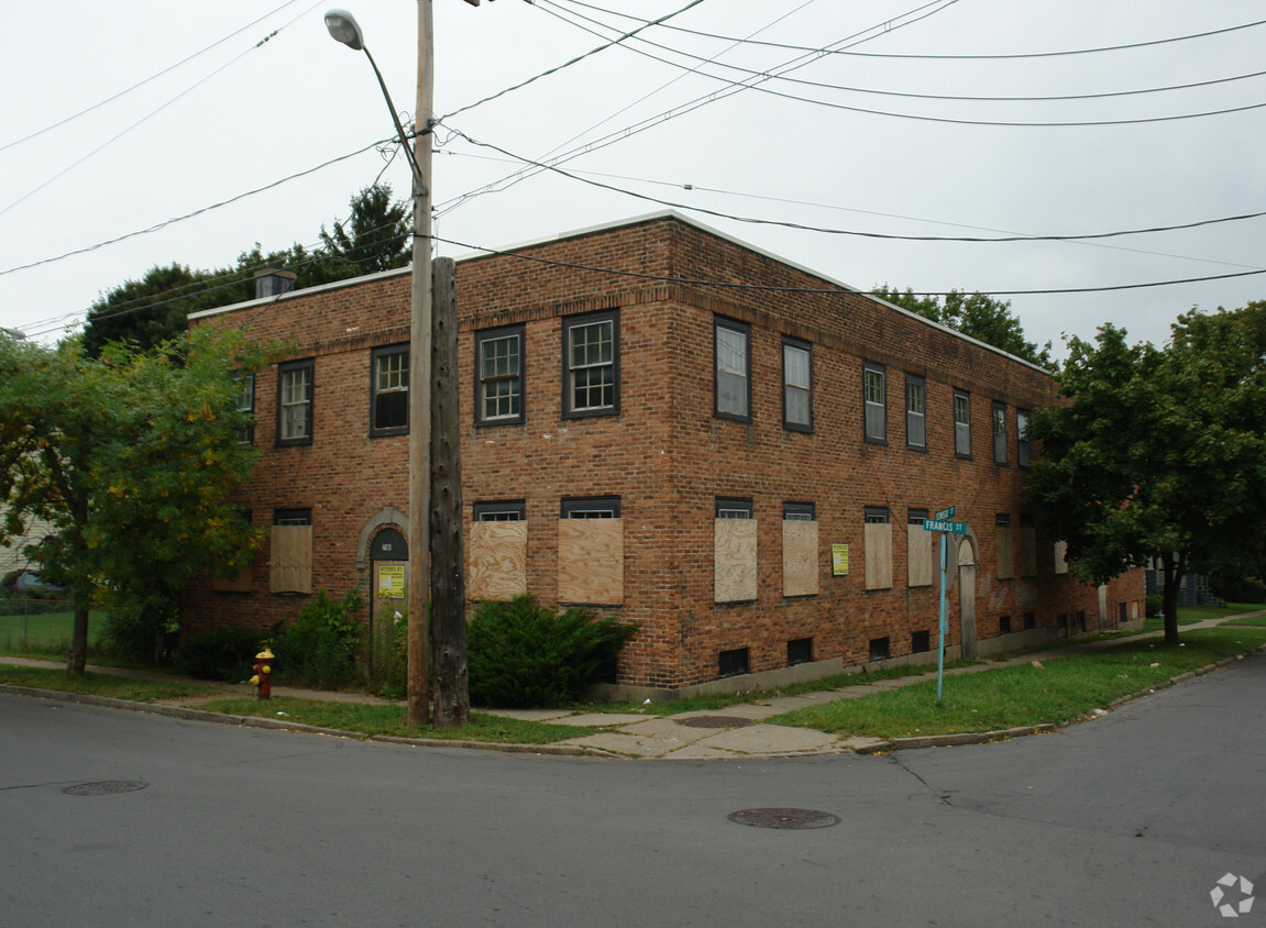 Primary Photo - 700 Oswego St