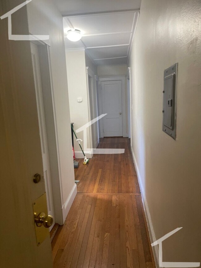 Building Photo - Fenway 2 bed split, Large Bedrooms, Quiet ...