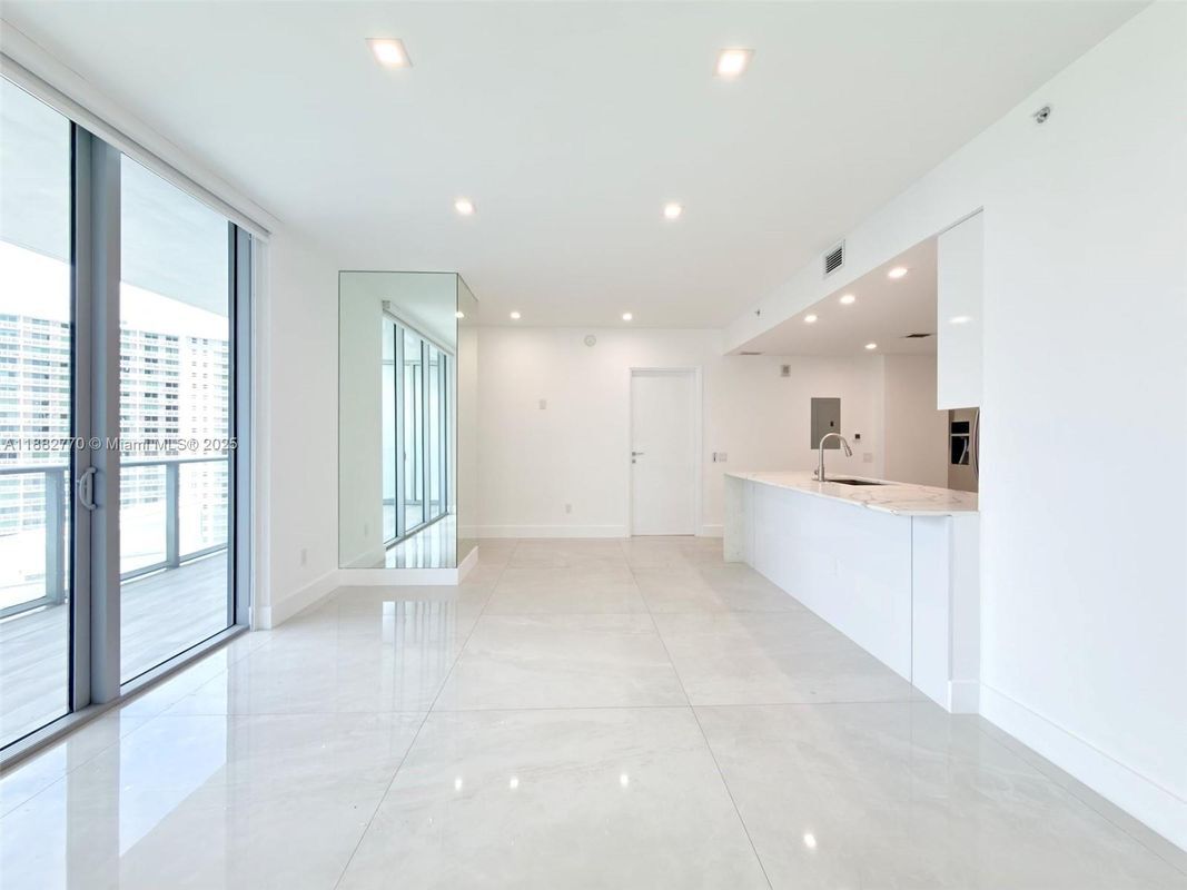 Foto del edificio - 1300 Brickell Bay Dr