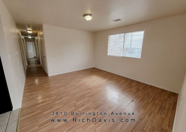 Building Photo - 4 bed, 2 Bath, 1400 sqft with washer/dryer...
