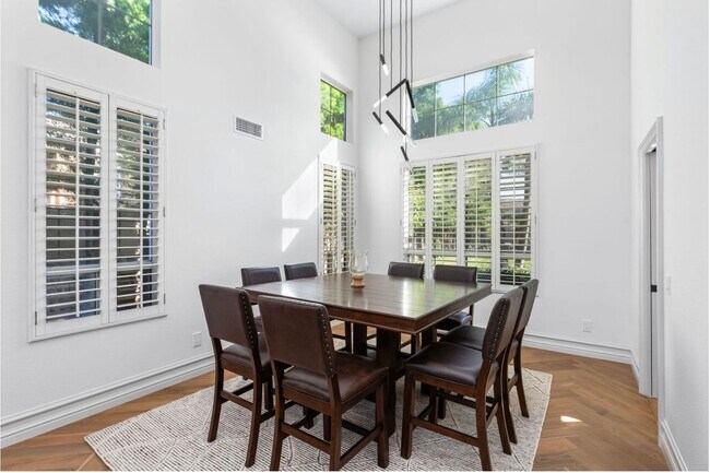 Building Photo - Exquisite Designer 4 Bedroom Home for Rent