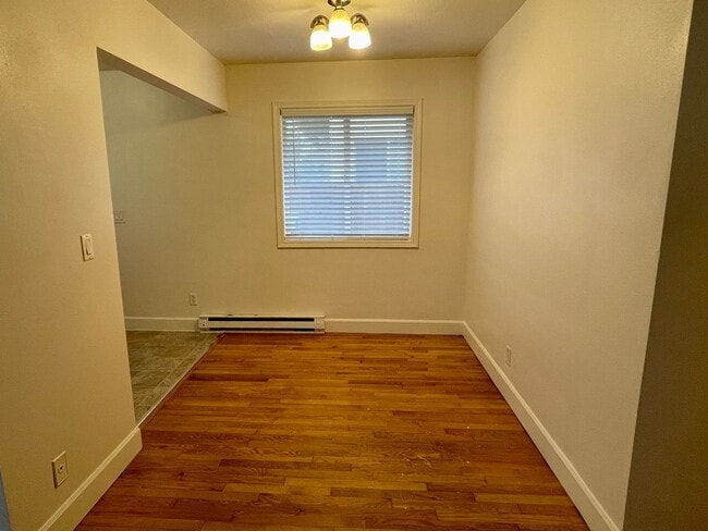 Building Photo - MANF01