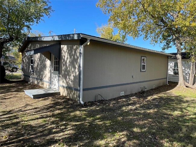 Building Photo - "Charming 3-Bedroom Oasis with 2 Baths in ...