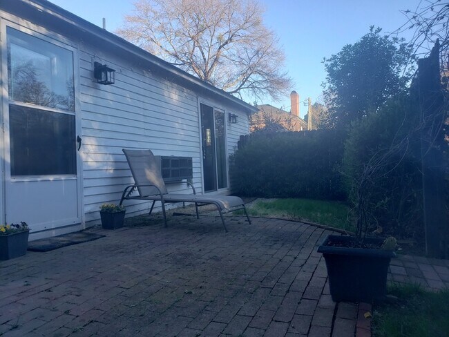 Building Photo - Five Points Cottage for lease!